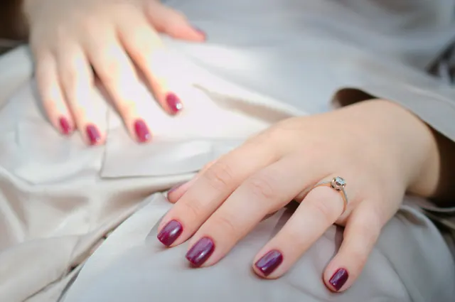 مدل ناخن لاک زرشکی تیره، فرم بیضی و گرد