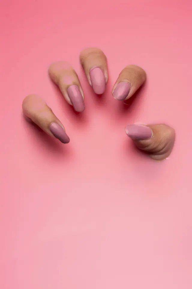 مدل ناخن لاک رز دودی، فرم بادامی