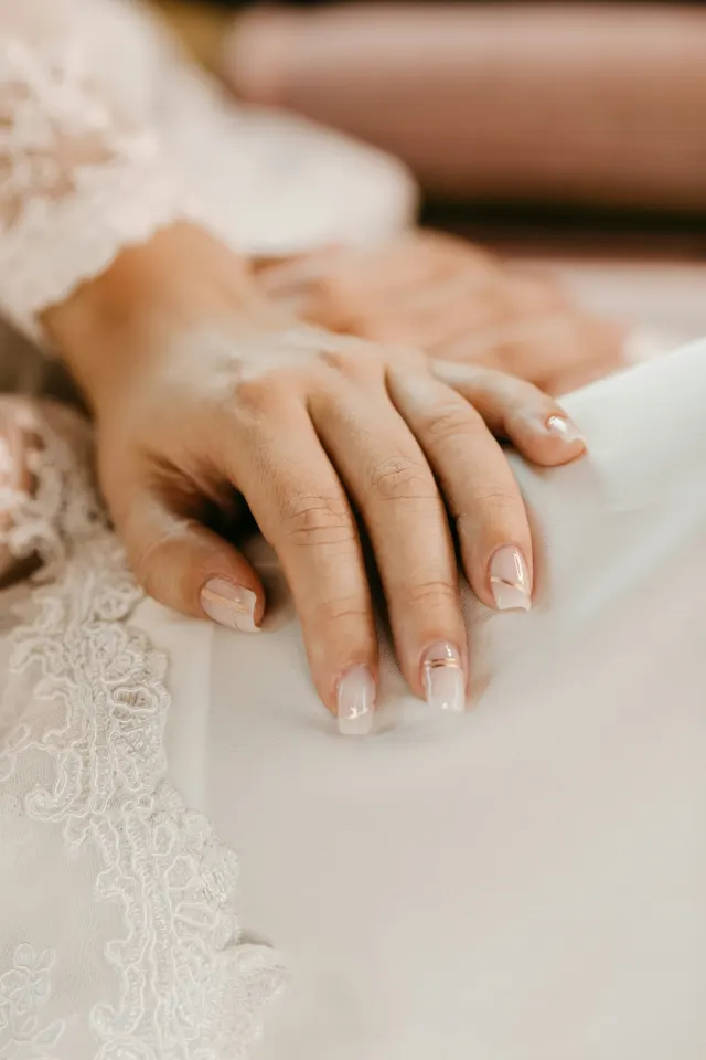مدل ناخن فرنچ نود روشن، فرم بیضی و گرد