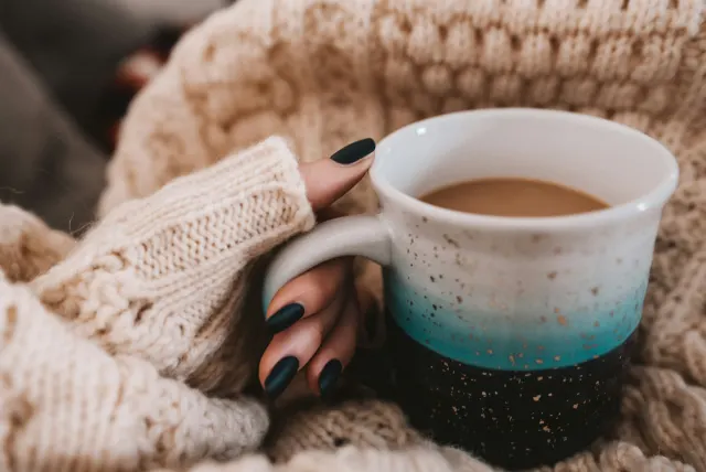 مدل ناخن لاک مشکی، فرم بیضی و گرد