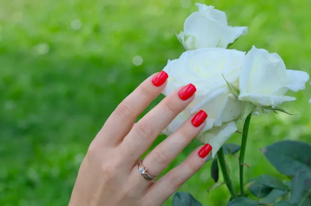 مدل ناخن لاک قرمز، فرم بیضی و گرد
